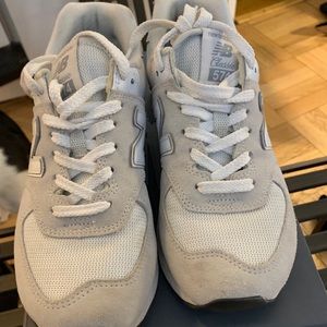 Sz 7 Women’s New Balance Classic Grey sneakers